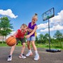 Kinder spielen mit dem Salta Basketballständer Dribble, höhenverstellbar für junge Basketball-Fans.