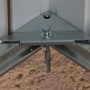 Detailaufnahme: Verankerung des Yardmaster Gerätehauses mit Bolzen und Schrauben.