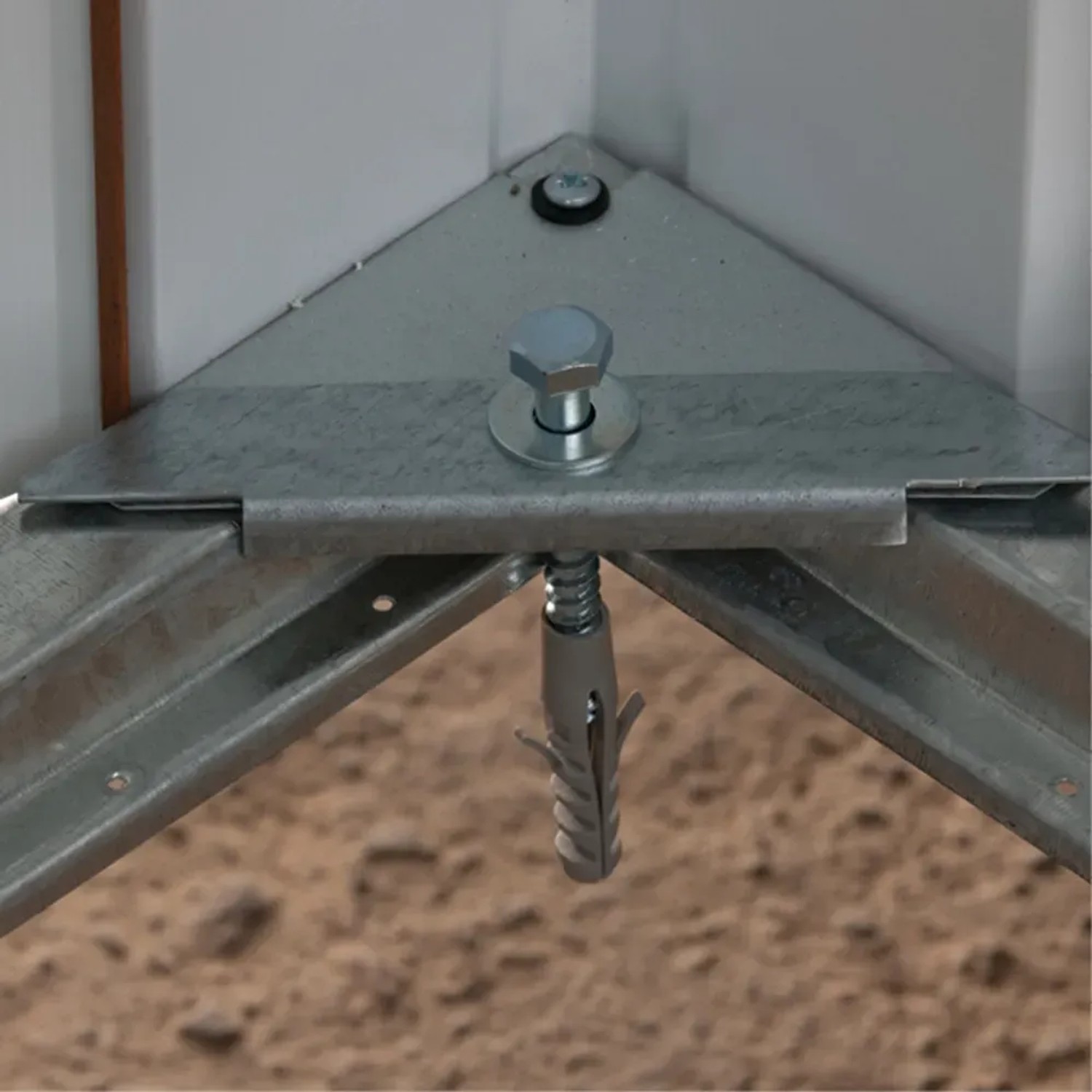 Detailaufnahme: Verankerung des Yardmaster Gerätehauses mit Bolzen und Schrauben.