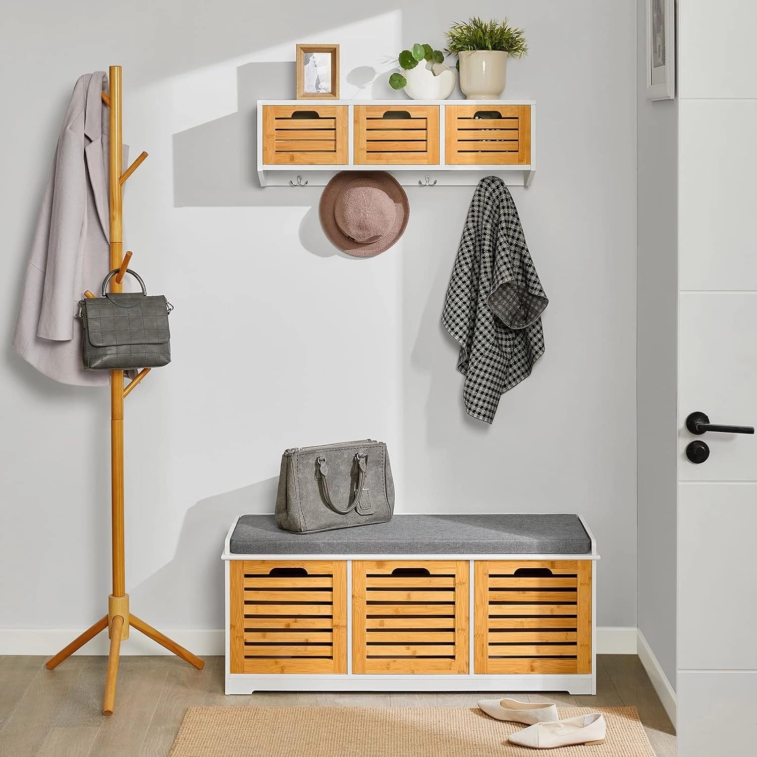 SoBuy Wandgarderobe FHK19-WN mit 3 Körben, 4 Haken, aus MDF in Natur. Garderobenleiste für Flur, Bad oder Küche.
