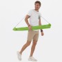Mann trägt grünen Doppler Strandschirm Windprofi Neo 200 über der Schulter.