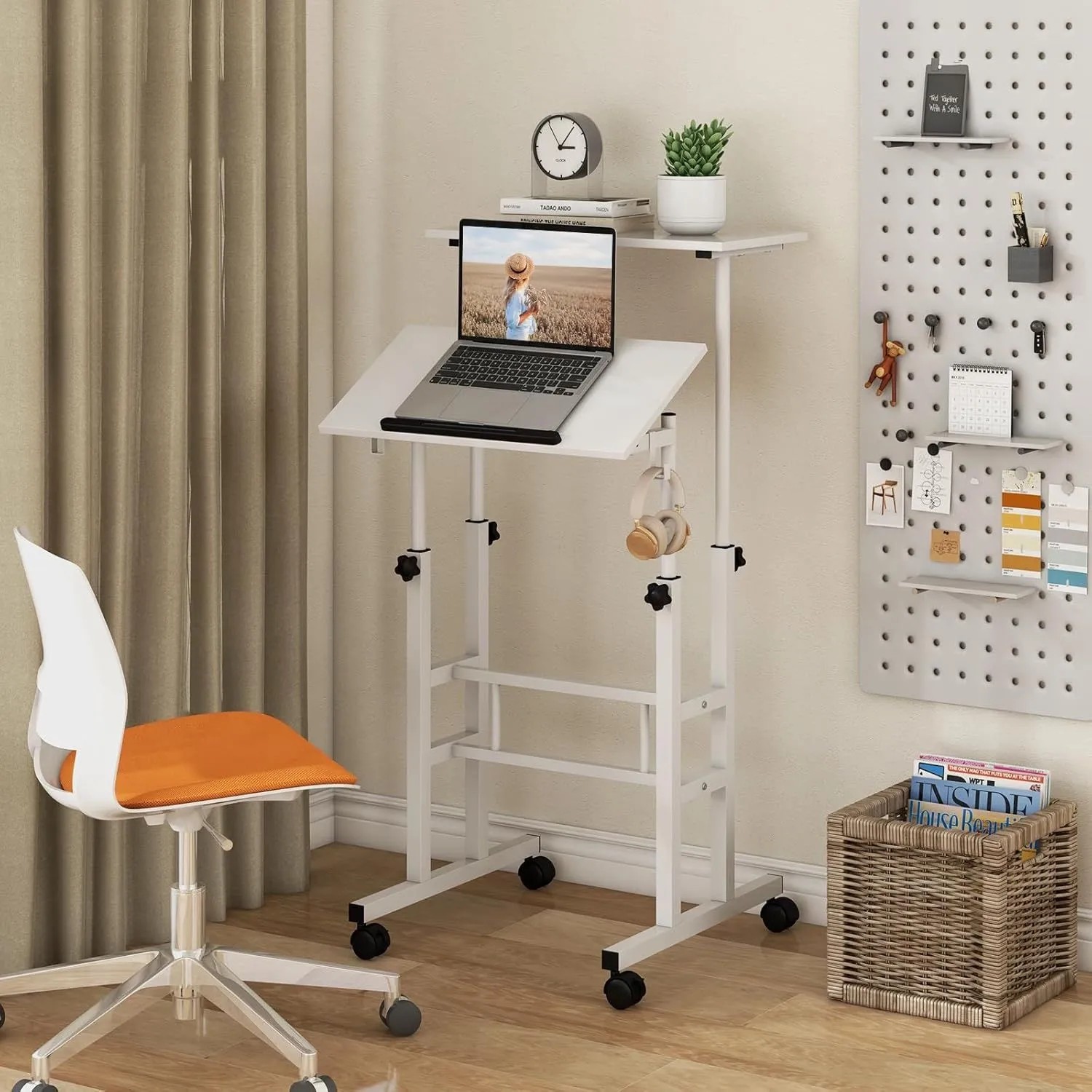 Höhenverstellbarer, mobiler Computertisch Costway in Weiß mit Laptop und Zubehör.