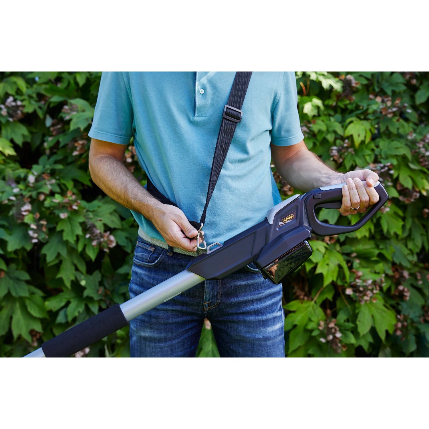 Alpina Akku-Multitool AMT 20 Li mit Tragegurt, Akku und Ladegerät im Einsatz.