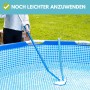 Amapool Reinigungsset Deluxe im Einsatz: Pool-Bodensauger und Kescher reinigen Pool mit blauem Becken.