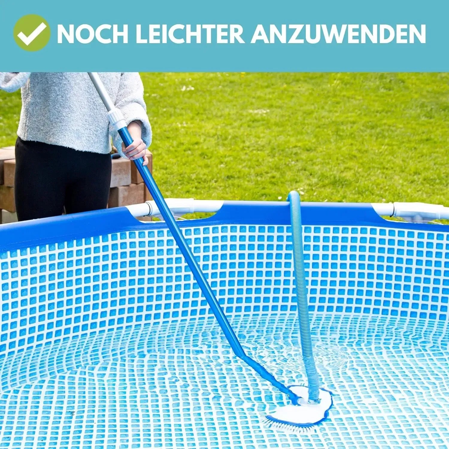 Amapool Reinigungsset Deluxe im Einsatz: Pool-Bodensauger und Kescher reinigen Pool mit blauem Becken.