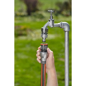 Gardena Premium Schlauchverbinder 3/4 Zoll wird an Wasserhahn angeschlossen.