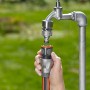 Gardena Premium Schlauchverbinder 3/4 Zoll wird an Wasserhahn angeschlossen.