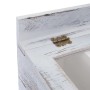 Detailansicht: Weiße MCW Aufbewahrungsbox C25 im Shabby-Look mit Sichtfenster und Messing-Scharnier.