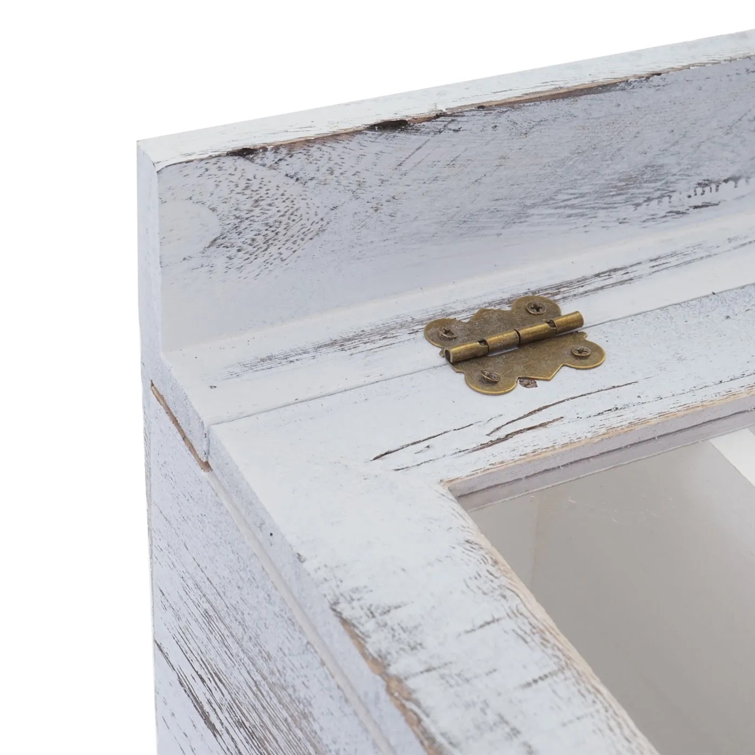 Detailansicht: Weiße MCW Aufbewahrungsbox C25 im Shabby-Look mit Sichtfenster und Messing-Scharnier.