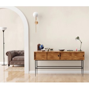 Raum mit Erismann Vliestapete Versailles Celeste Creme, passend zu Möbeln in Naturtönen.