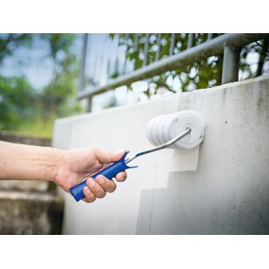Graue Lackwalze von LUX PRO (Ø 8 cm x 18 cm) im Einsatz beim Streichen einer Wand.