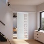 Moderne Glasschiebetür mit "Kitchen" Schriftzug, satiniert, mit Softclose Funktion für sanftes Schließen.