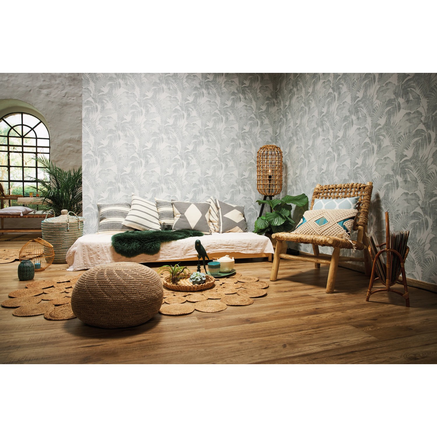 Wohnraum mit A.S. Création Vliestapete New Walls Blätter Grün, tropisches Ambiente.