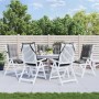 6 graue Hochlehner-Auflagen aus Oxford-Gewebe auf weißen Gartenstühlen im Außenbereich. Komfortable Sitzkissen für Gartenmöbel.
