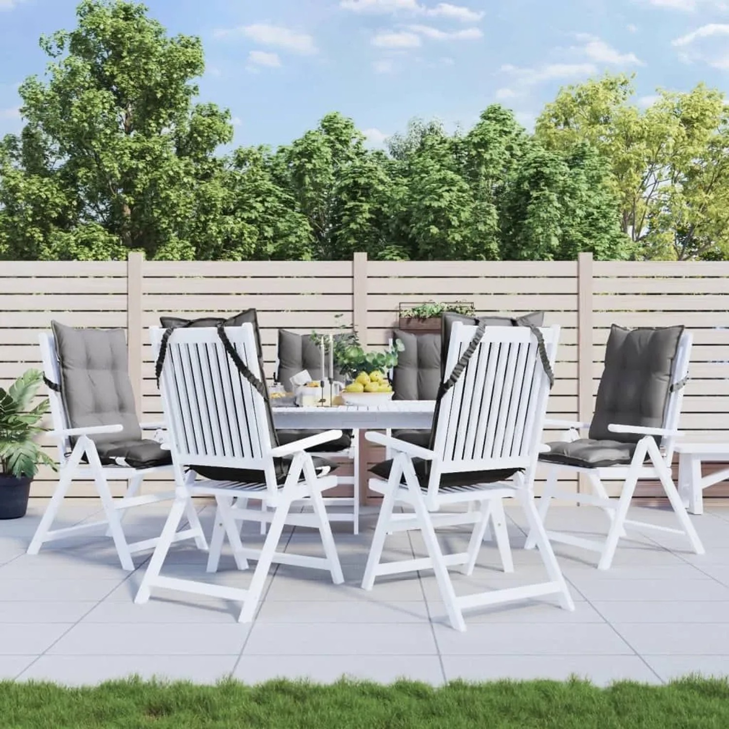 6 graue Hochlehner-Auflagen aus Oxford-Gewebe auf weißen Gartenstühlen im Außenbereich. Komfortable Sitzkissen für Gartenmöbel.