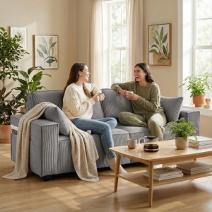 HOMCOM 3-Sitzer Sofa aus hellgrauem Cord mit Kissen. Zwei Personen entspannen auf dem gemütlichen Sofa im Wohnzimmer.