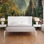 Fototapete mit Wald, Fluss und Landschaft in Grün- und Gelbtönen, angebracht im Schlafzimmer.