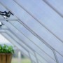 Detailaufnahme des Palram Canopia Balance Gewächshauses mit Polycarbonat-Paneelen und Aluminiumrahmen.