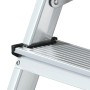 Detailaufnahme: Silberne Aluminium-Stufenleiter mit zwei Stufen und schwarzem Anti-Rutsch-Fuß.
