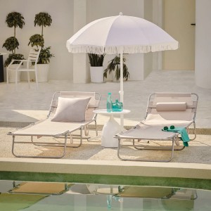 Beige SoBuy Gartenliege OGS35-MI mit Seitentasche, klappbar, mit Sonnenschirm und Beistelltisch.