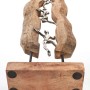 Kobolo Dekofigur CLIMB: Holzskulptur mit silbernen Metallfiguren, die einen Holzspalt erklimmen. Symbolisiert Teamwork.