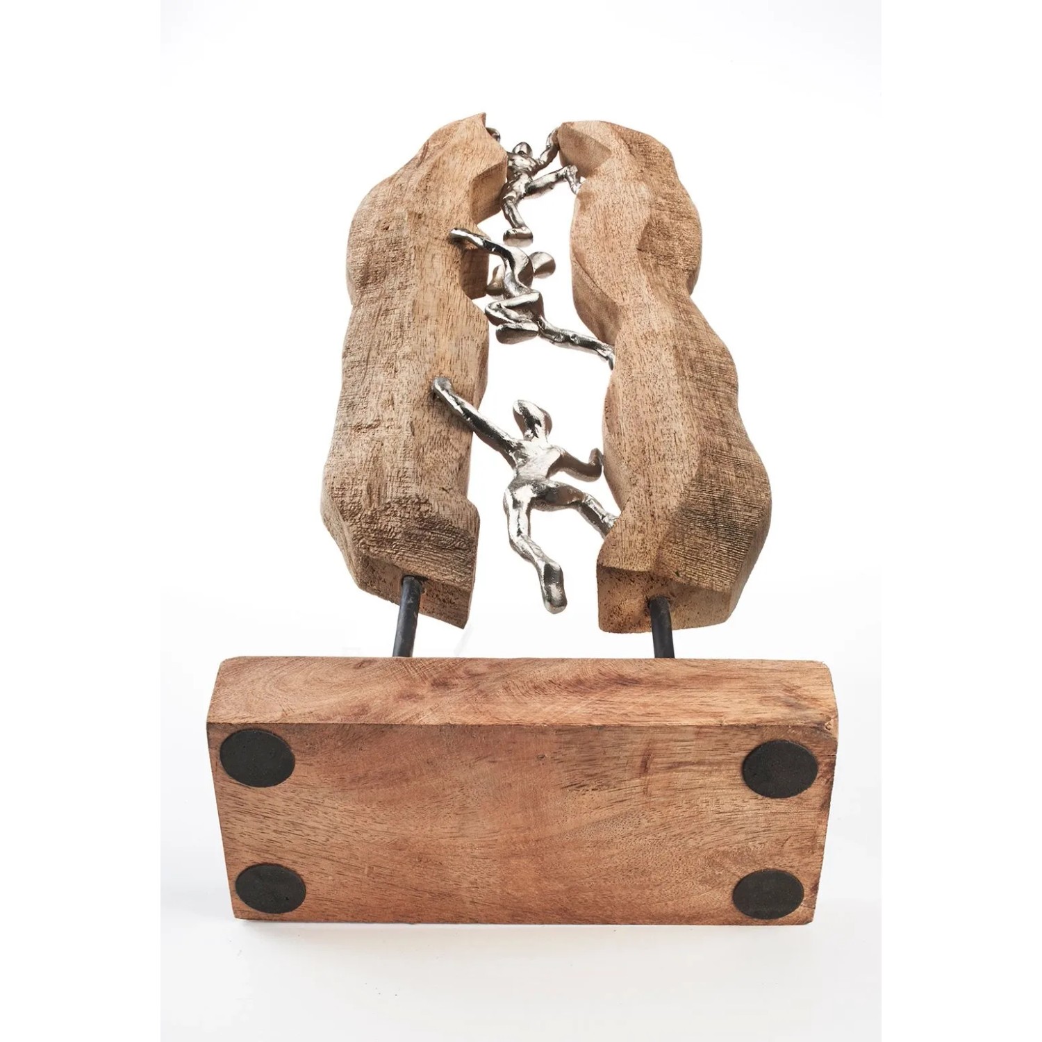 Kobolo Dekofigur CLIMB: Holzskulptur mit silbernen Metallfiguren, die einen Holzspalt erklimmen. Symbolisiert Teamwork.