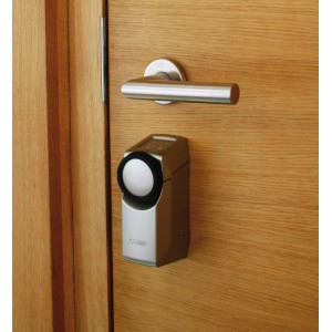 Abus HomeTec Pro Z-Wave Türantrieb in Silber an einer Holztür mit Griff.