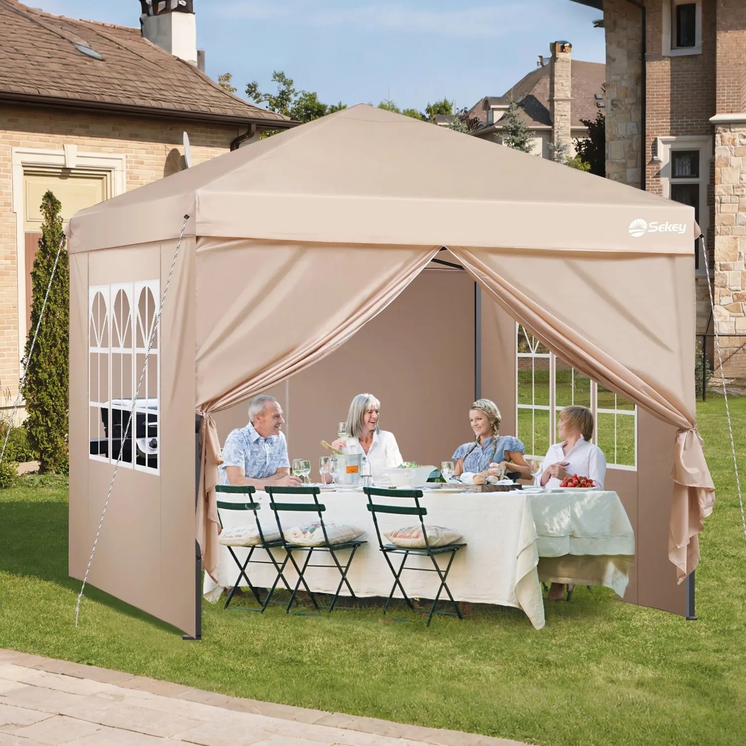 Khaki Pop Up Pavillon 3x3 im Garten mit Seitenteilen und Fenstern. Bietet Sonnenschutz für Personen am Tisch.