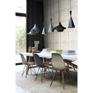 Vliestapete mit großen, verwitterten rostigen Metallplatten in Crème-Weiß. Industrieller Chic für moderne Wohnräume.