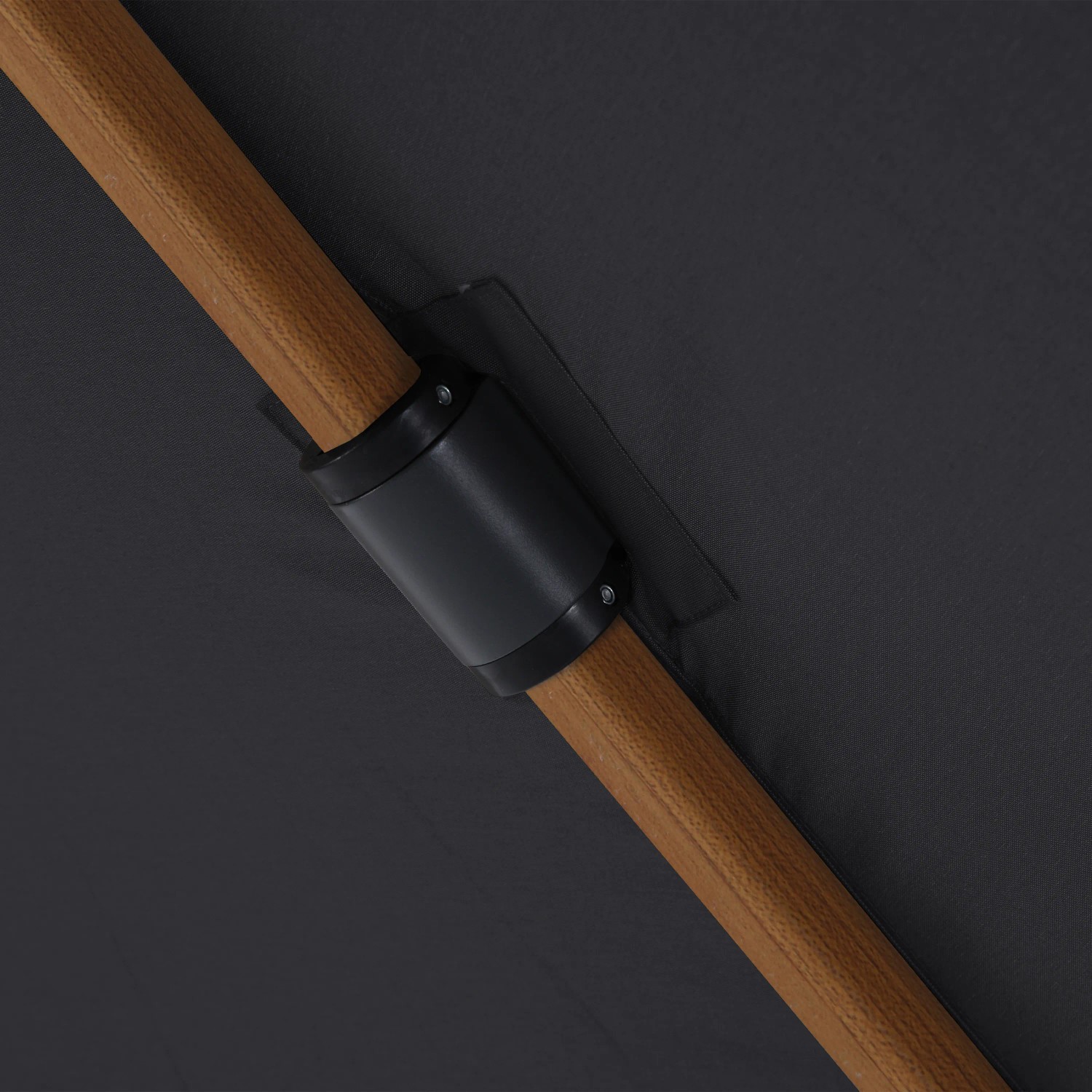 Detailaufnahme: Holzoptik und graues Tuch des Axi Ampelschirm Cyrus Premium.
