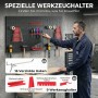 HOMCOM Lochwand-System Schwarz+Rot mit Werkzeughaltern und Haken. Mann organisiert Werkzeuge an der Stahlwand in der Werkstatt.