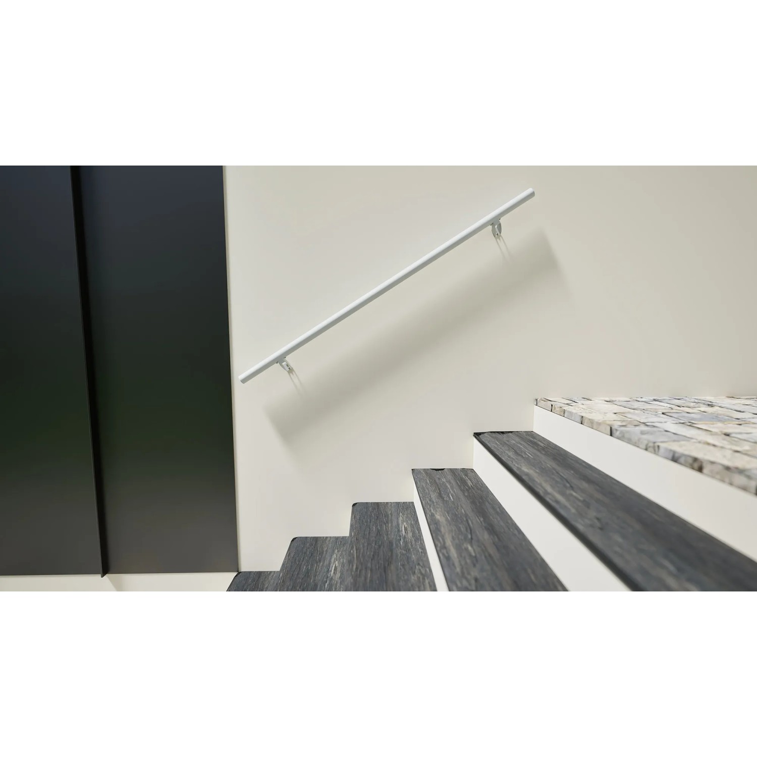 Weißer Minka Handlauf Sirius Wall 1,5 m an einer Treppe montiert.