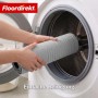 Graue, gestreifte Floordirekt Schmutzfangmatte wird in Waschmaschine gelegt. Waschbare Fußmatte mit TPE-Rücken.