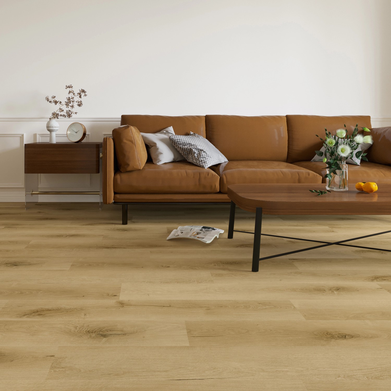 Verlegter Vinylboden Avila Eiche Mittel im Wohnraum mit Couch und Tisch.