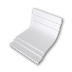 Musterstück einer weißen PROFHOME Eckleiste/Deckenleiste, ca. 10 cm lang.