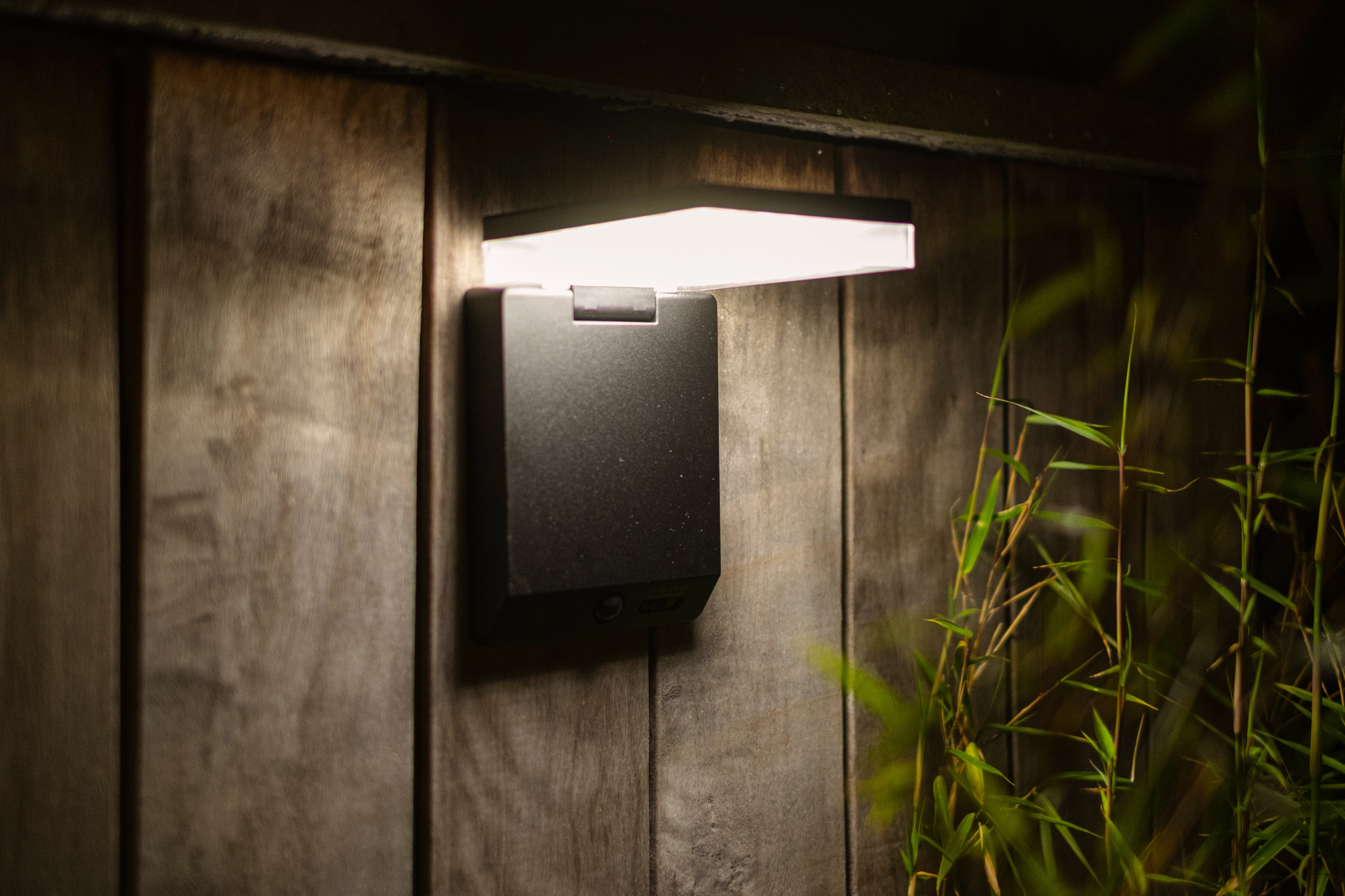 Lutec Solar-LED-Außenleuchte Moze 1.000 lm 19,5 x 14 x 15 cm Schwarz Matt  kaufen bei OBI