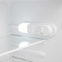Innenraum der Respekta Einbau Kühl-Gefrierkombination mit Glasablagen und Temperaturregler.
