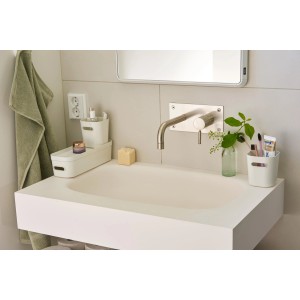 Weiße SmartStore Aufbewahrungsbox Compact Mini im Badezimmer-Setup.