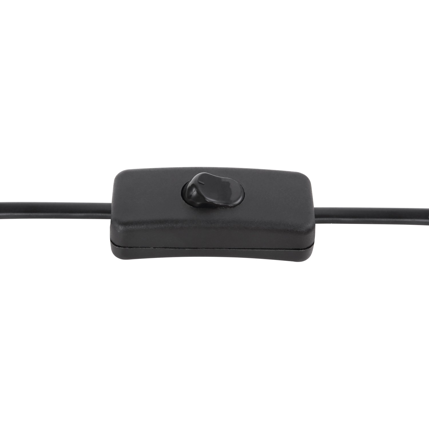 Detailaufnahme des schwarzen Schalters am Kabel der Globo Tischlampe Mirena Bambus.