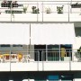 Balkon mit weißer Floracord Balkonverkleidung Bausatz II als Sonnenschutz montiert.