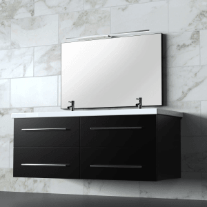 Silbergraue kalb LED Badleuchte (80cm) über Spiegel in modernem Badezimmer.