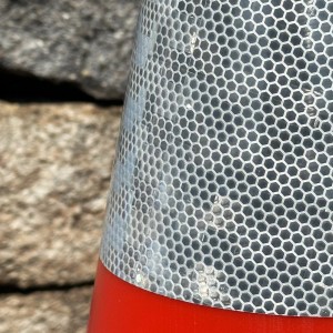 Detailaufnahme: Teilreflektierender Leitkegel (75cm) mit Folienstreifen des UvV Bigfoot XXL Sets.
