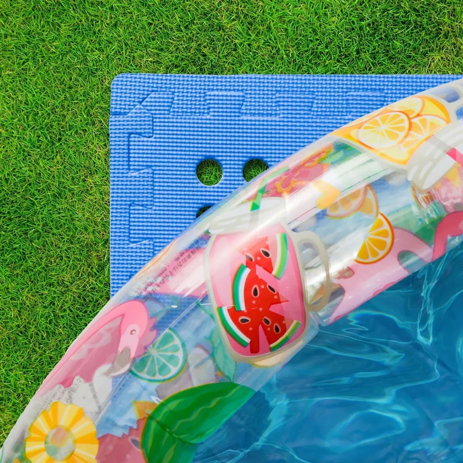 Blaues 40er Set eyepower Poolmatte 62x62 cm unter einem Pool auf Rasen.