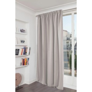 Hellgrauer Moondream Wärmeschutzvorhang mit Faltenband, 260x145 cm, vor Fenster.