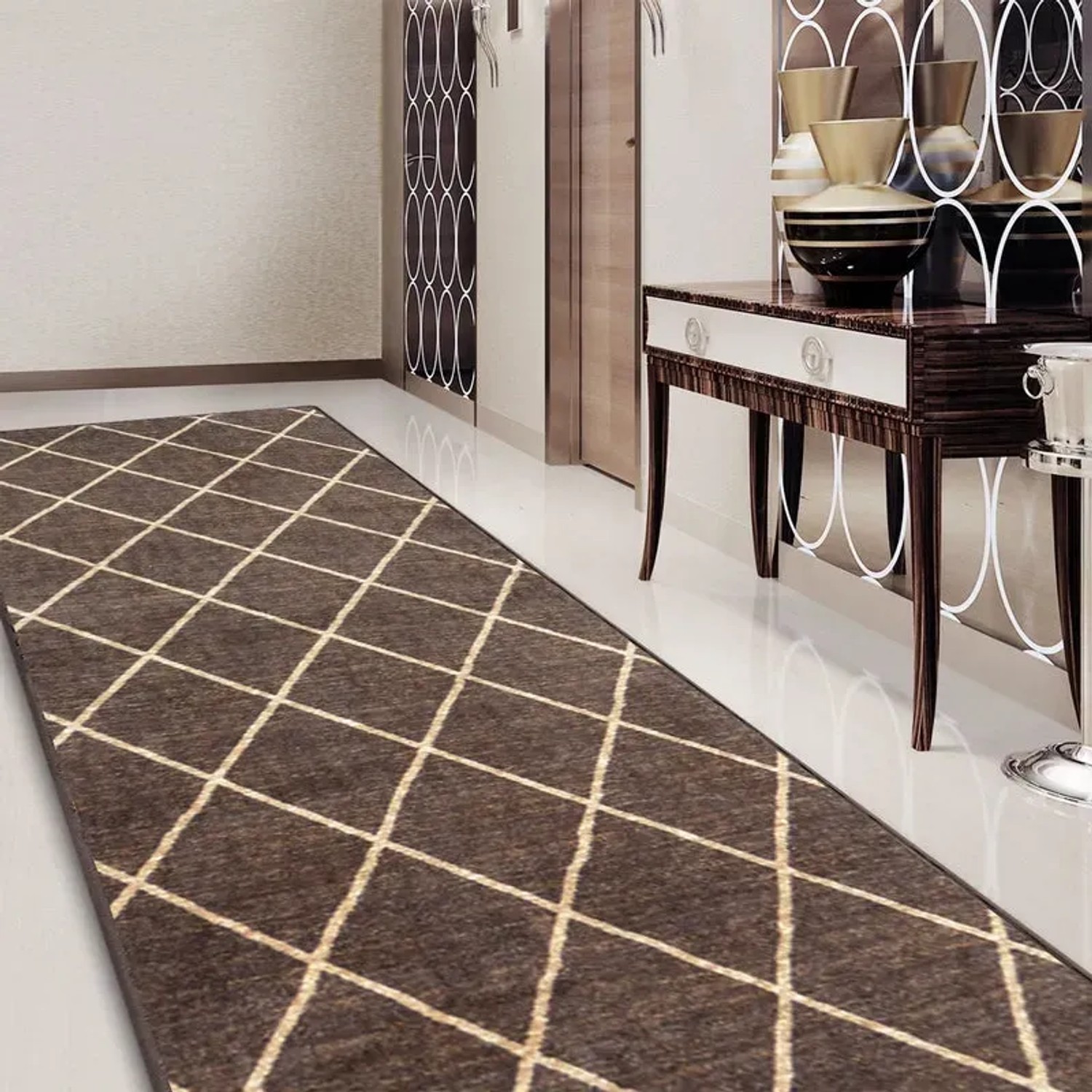 Brauner Teppichläufer Cosenza mit Rautenmuster, nach Maß konfigurierbar.