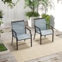 Zwei blaue Terrassenstühle mit schwarzem Metallrahmen und breiter Sitzfläche auf einer Terrasse. Ideal für Outdoor.
