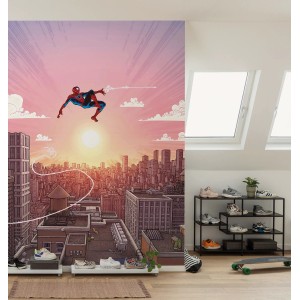 Komar Vlies Fototapete: Spider-Man schwingt durch die Luft vor rosa Himmel über der Stadt.