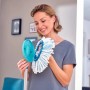 Frau betrachtet Leifheit Clean Twist Disc Mop Ergo Set mit Schleuderfunktion und blau-weißem Wischmopp.