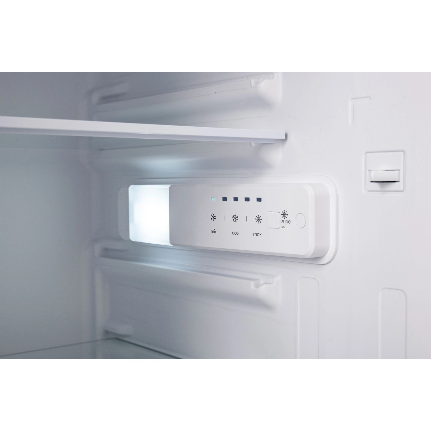 Innenansicht Telefunken Einbaukühlschrank mit Temperaturregler und LED-Beleuchtung.