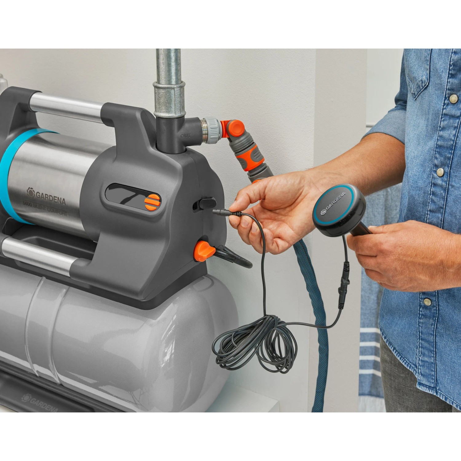 Gardena Hauswasserwerk 5600 SilentComfort mit Bluetooth-Steuerung und Zubehör.